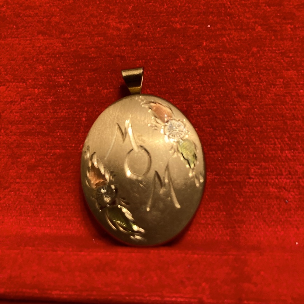 Love your mom heart pendant